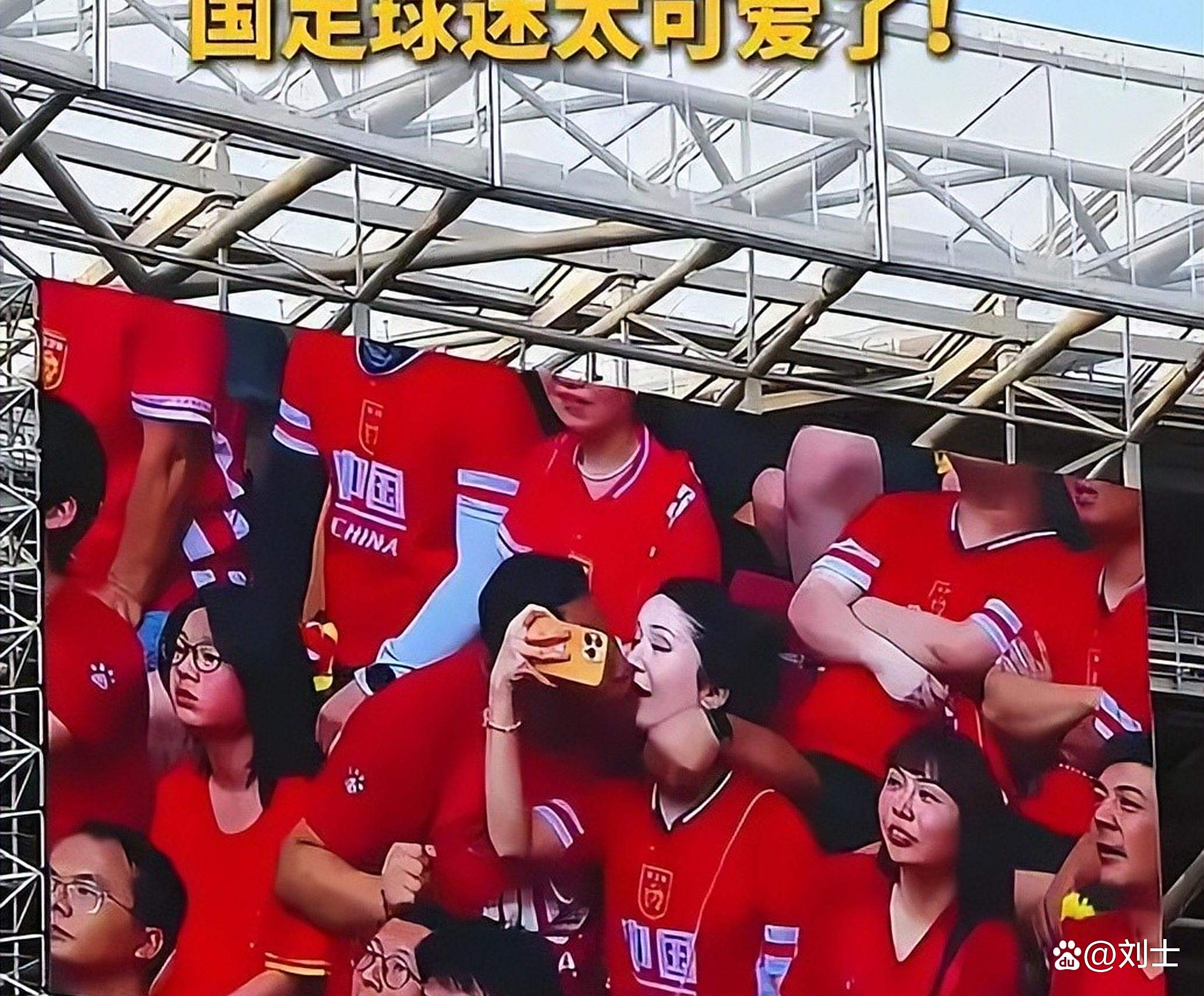 关于国内足球赛事吸引大批球迷观看，激情迸发的信息