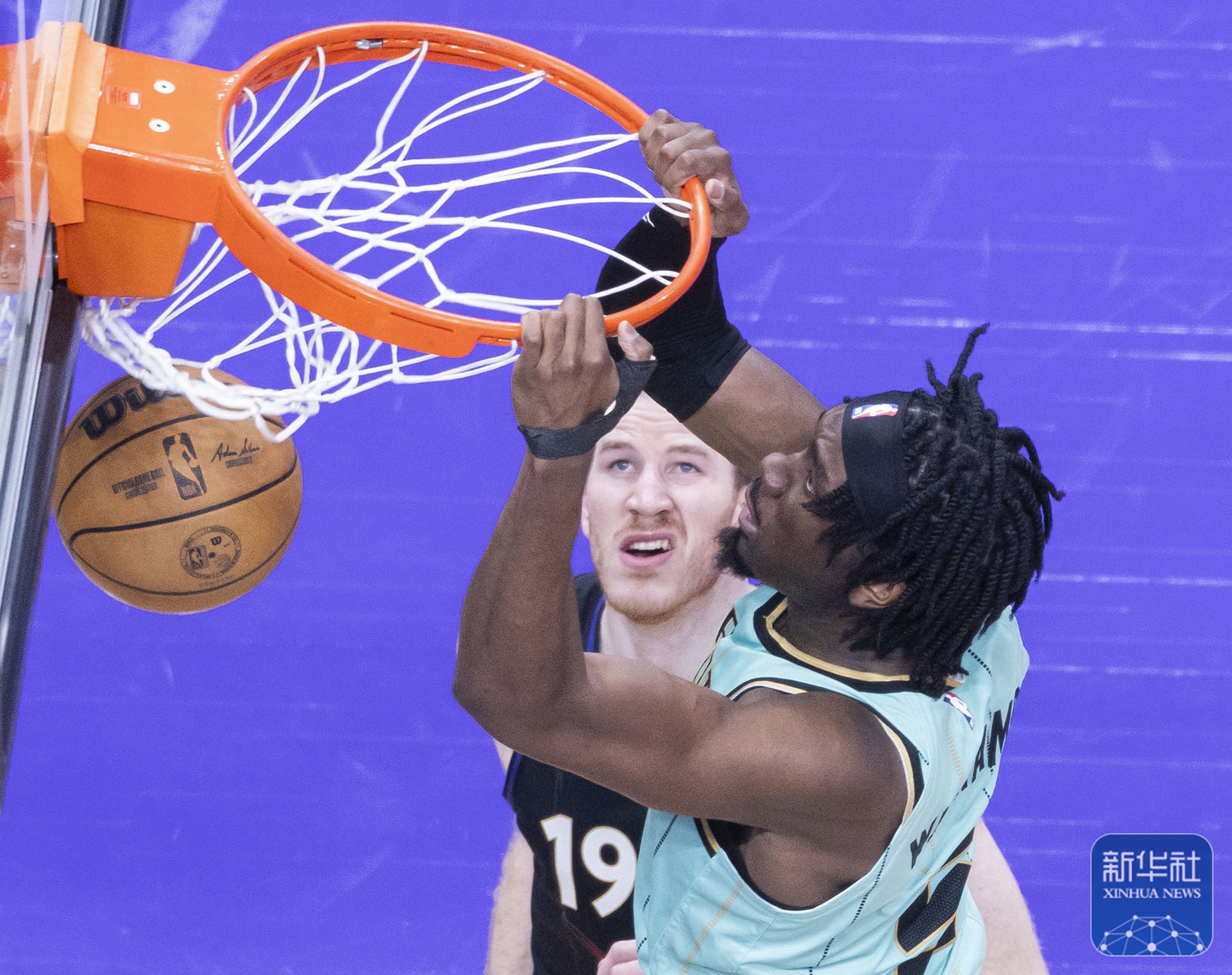 猛龙主场大胜老鹰,继续领跑东部 猛龙主场大胜老鹰,继续领跑东部