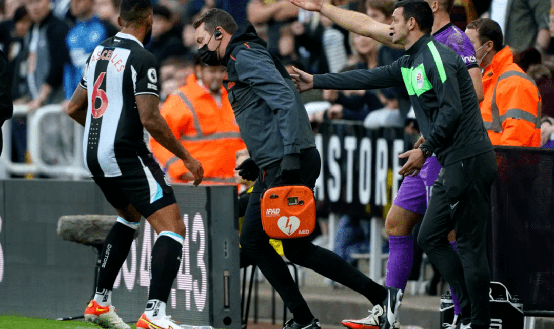 足球比赛中的冒险短端体蕴露