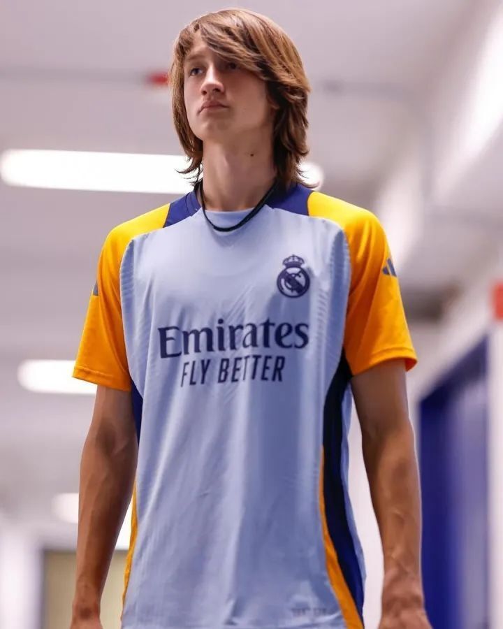 开云体育登录-斯图加特队球员参观当地青训学校