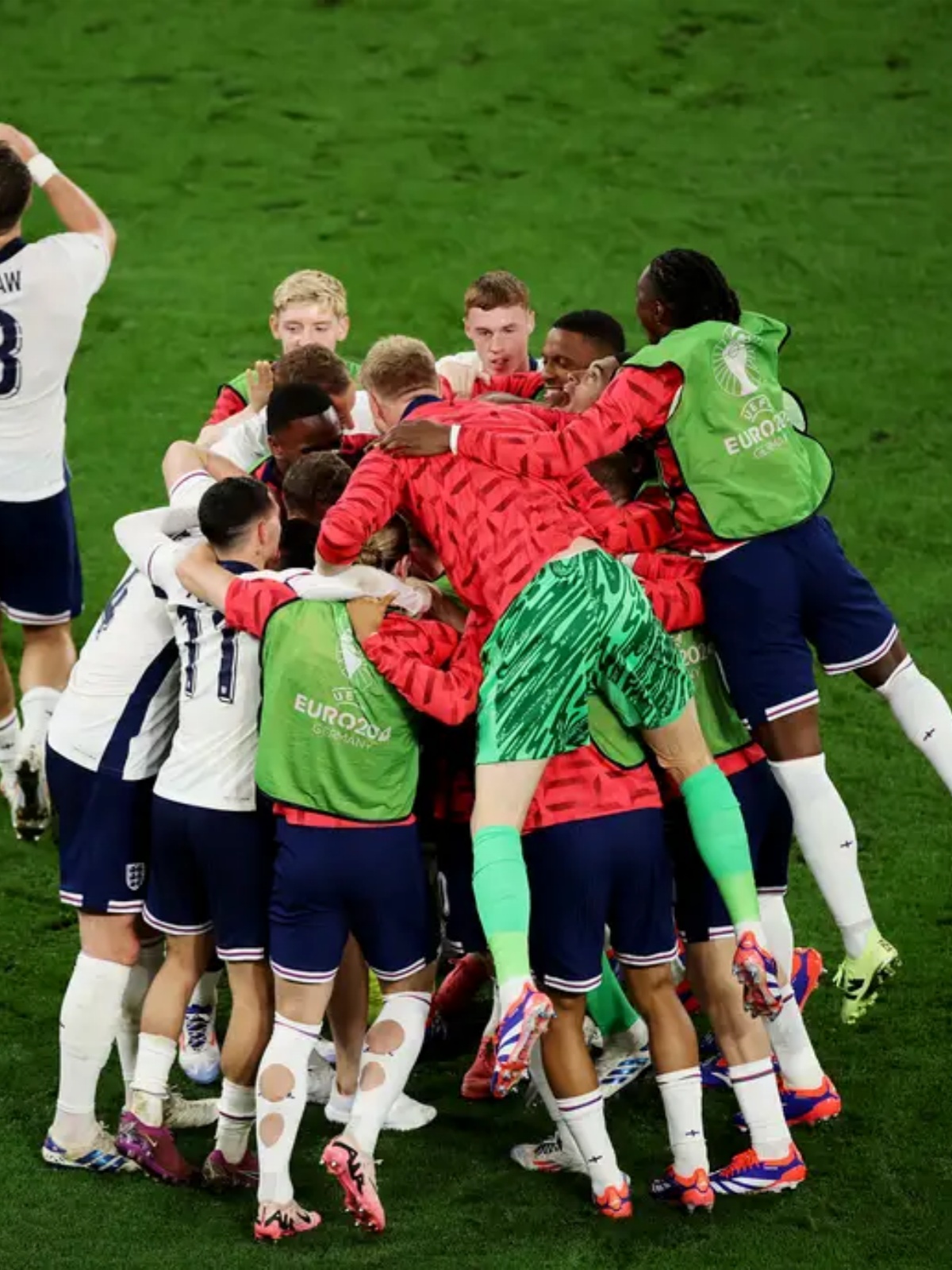 包含英格兰战胜对手，欧预赛比赛球员备战情况的词条