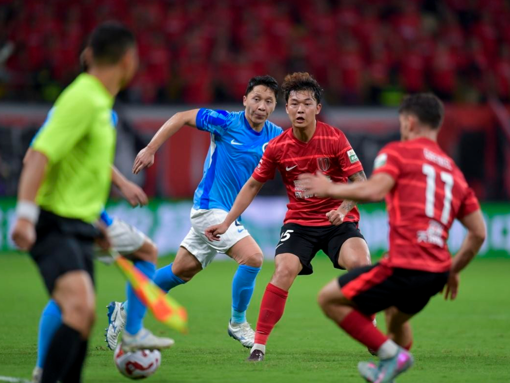 包含足球比赛中球队实力强弱对决,观众目不转睛的词条 包含足球比赛中球队实力强弱对决,观众目不转睛的词条