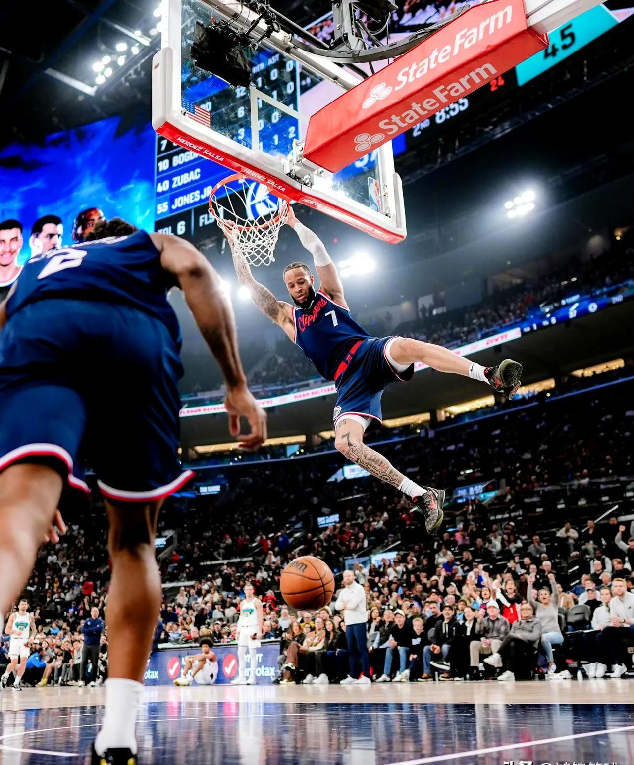 三人篮球大秀篮球技巧，轰下连串三分球