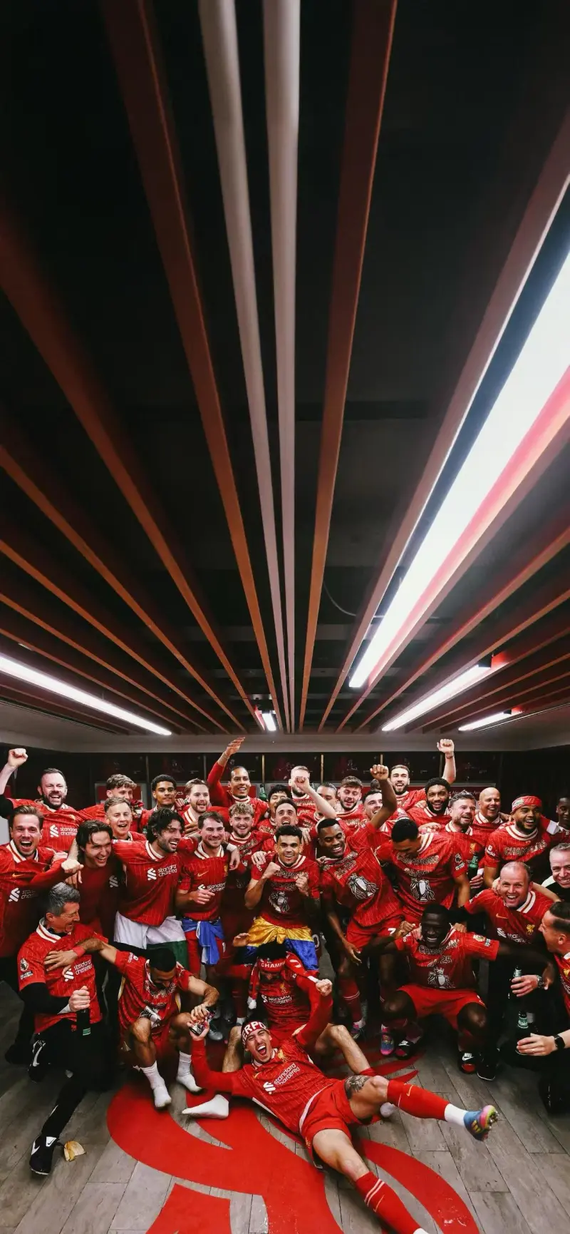 开云体育网页版-利物浦队员庆祝生日，众队友送上祝福的简单介绍