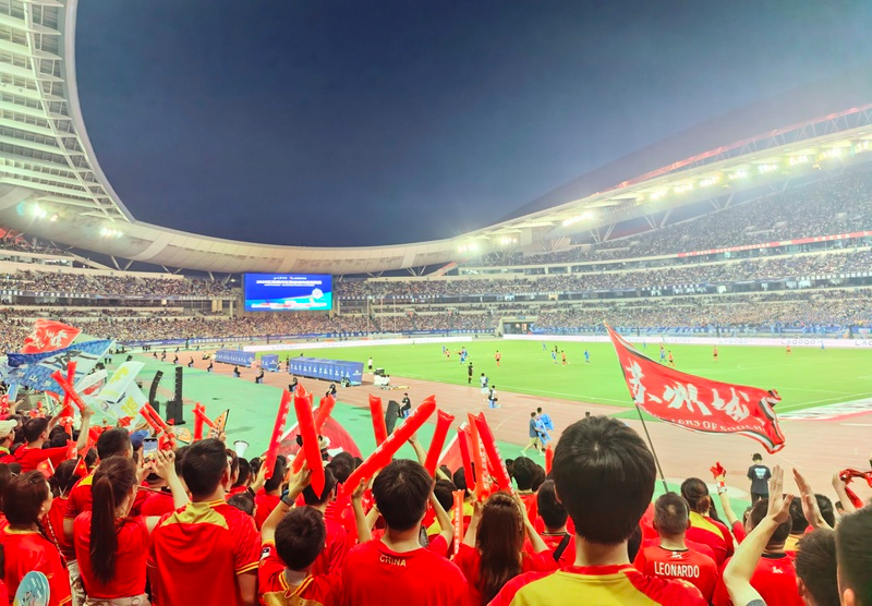 开云体育登录入口-米兰城市德比战激烈上演，球迷狂热助威